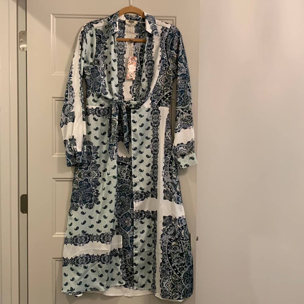 Gimmicks satin feel exotic duster. Paisley design. New, never worn. Beautiful